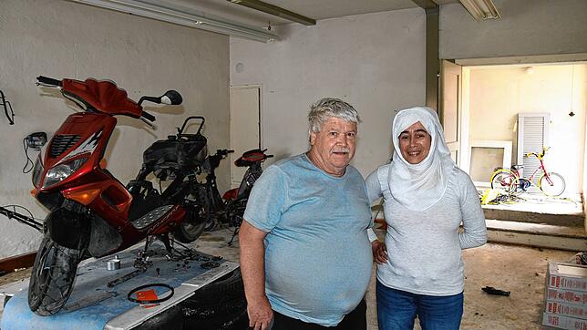 Rolf und Halima Kind in ihrem Haus in Hoppetenzell. Die Bewohner haben in dem Wohnhaus sogar eine Rollerwerkstatt eingerichtet. Halb ...