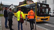 Wo hier die Autos hinfahren, ist bald Baustelle. Dieser Teil der Hauptstraße (B34) nach der Kreuzung ist der erste Abschnitt der ...