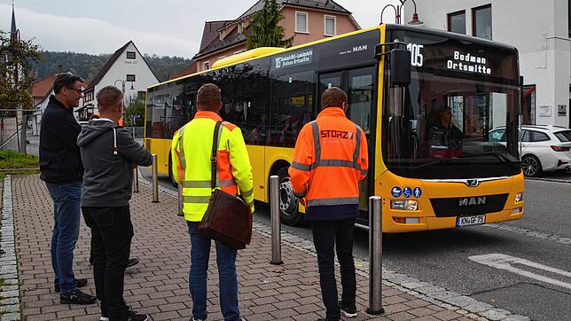 Wo hier die Autos hinfahren, ist bald Baustelle. Dieser Teil der Hauptstraße (B34) nach der Kreuzung ist der erste Abschnitt der ...