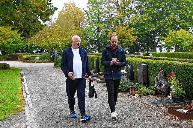 Treffpunkt auf dem Loreto-Friedhof: Bürgermeisterkandidat Rainer Beel und SÜDKURIER-Reporter Dominique Hahn starten von hier zu ihrem ...