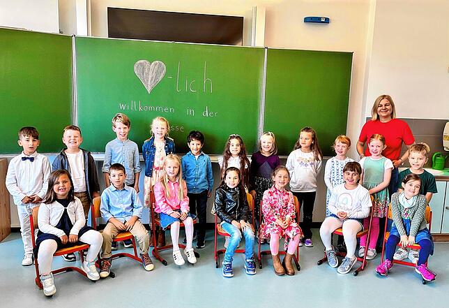 18 Jungen und Mädchen wurden in die Klasse 1b der Auwiesenschule Horheim-Schwerzen eingeschult. Klassenlehrerin ist Sabine.