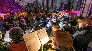 Chöre und andere Musikgruppen sorgen – wie im Bild schon in der Vergangenheit – nun auch in diesem Jahr auf dem Weihnachtsmarkt in Moos ...