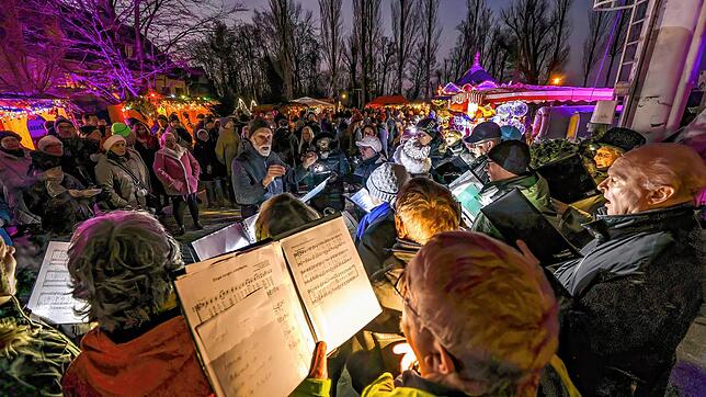 Chöre und andere Musikgruppen sorgen – wie im Bild schon in der Vergangenheit – nun auch in diesem Jahr auf dem Weihnachtsmarkt in Moos ...