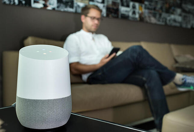 Sprachassistenten wie Google Home ziehen in immer mehr Wohnzimmer ein.