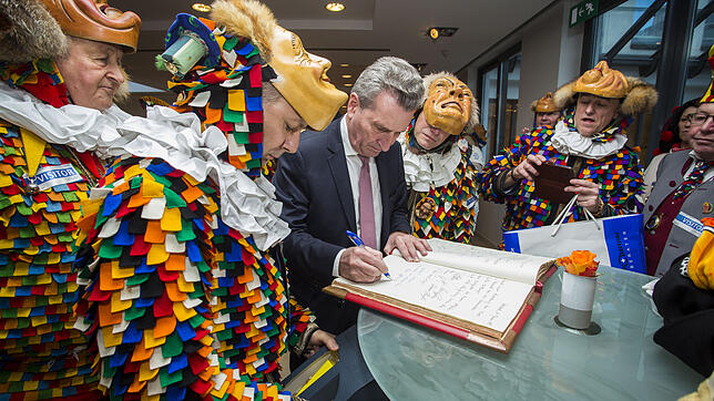 EU-Kommissar Günther Oettinger trägt sich beim Besuch der Narronen in Brüssel in deren Buch ein.