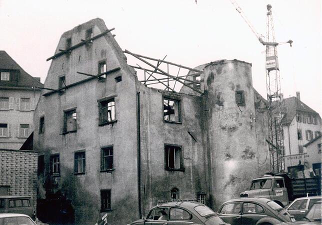 Nur die Seitenwände, die Front auf Seite des Parkplatzes mit Turm und Wendeltreppe konnten bleiben. Auch das das Holzgerüst der ...