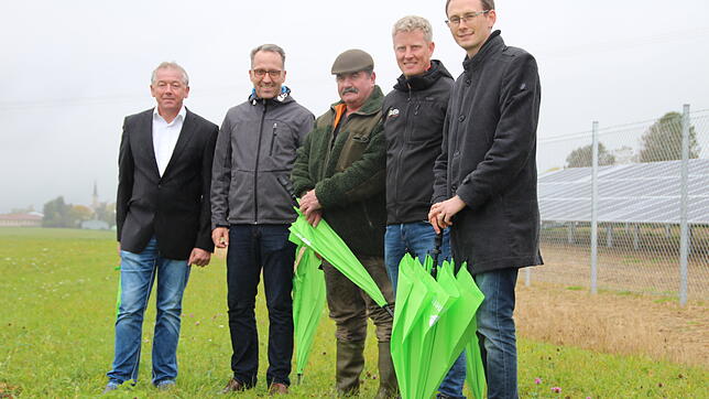 Der erste Photovoltaik-Anlage auf einer freien Fläche von Energiedienst steht in Döggingen kurz vor der Vollendung. Auf der Baustelle ...