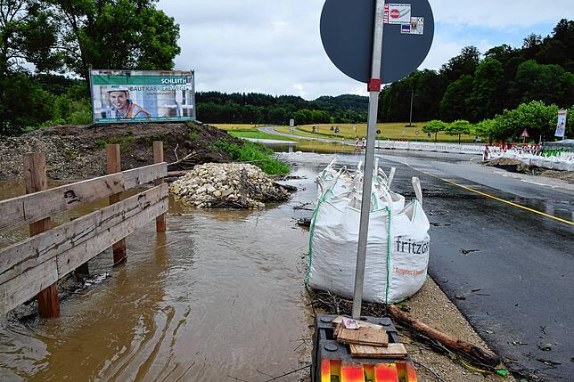 Bild 3: Bilder von der erneut überfluteten L194 bei der Brücken-Baustelle am Stockacher Freibad