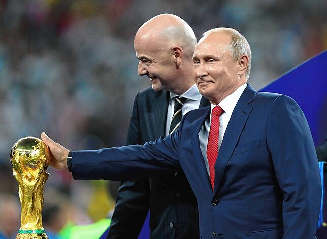 Moskau im Juli 2018: Der russische Präsident Wladimir Putin berührt nach dem Endspiel neben Fifa-Präsident Gianni Infantino den WM-Pokal.