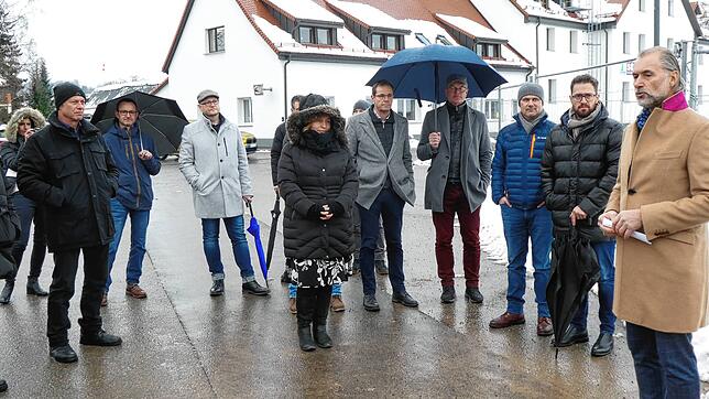 Beim Spatenstich auf dem Coats-Mez-Areal ließen sich die Verantwortlichen der Firma Straub auch von zeitweisem Schneeregen nicht ...