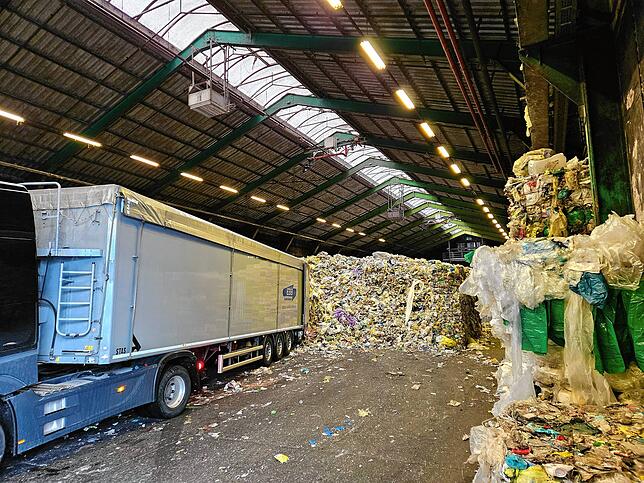 Ein Lastwagen bringt eine „frische“ Ladung Plastikmüll. Bereits beim Verlassen des Autos auf dem Parkplatz des Unternehmens Vogt ...