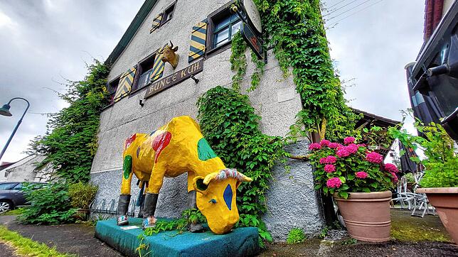 Rechts der angrenzende kleine Biergarten, in der Mitte die bunte Kuh und dahinter die Bunte Kuh. Ein kultiger Ort in Kaltbrunn.