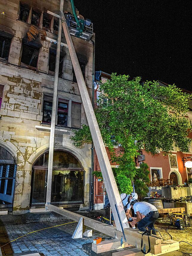 Experten retten ein Baudenkmal: Innerhalb kurzer Zeit entsteht nach dem Großbrand in der Zollernstraße in Konstanz ein Stützgerüst. Bis ...