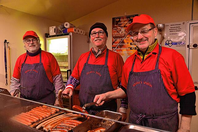 Bratwurst gehört neben Glühwein natürlich zu einem Weihnachtsmarkt dazu, wie hier am Stand von Metzgermeister Hans-Peter Bächle (mitte) ...