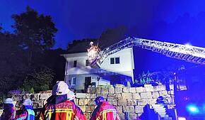 Mithilfe der Drehleiter aus der Kernstadt konnte die Feuerwehr den Dachstuhlbrand schnell bekämpfen.