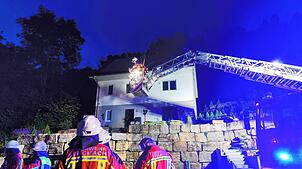 Mithilfe der Drehleiter aus der Kernstadt konnte die Feuerwehr den Dachstuhlbrand schnell bekämpfen.