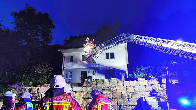 Mithilfe der Drehleiter aus der Kernstadt konnte die Feuerwehr den Dachstuhlbrand schnell bekämpfen.