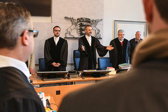 Verwaltungsrichter Armin Horn und Richter Klaus Hesselschwerdt stehen im Verwaltungsgericht vor Beginn des Prozesses um die ...