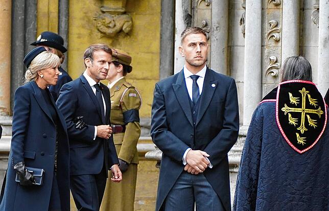 Emmanuel Macron, Präsident von Frankreich, und seine Frau Brigitte, First Lady von Frankreich, vor der Westminster Abbey