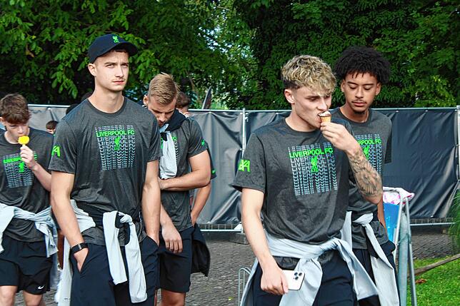 Bild 9: Der FC Liverpool entspannt im Strandbad Bodman