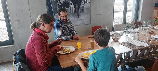 Wenn es Zeit und Terminkalender zuließen, aßen Caroline und Max im Gleis mit ihrem Vater und Ehemann zu Mittag wie hier im Februar 2023.