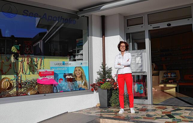 Irmgard Levenhagen vor der Apotheke.