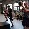 Im Kraftraum der Helios-Arena, dort, wo die Schwenninger Eishockey-Profis unter Anleitung von Athletik-Trainer Hendrik Kolbert (rechts ...