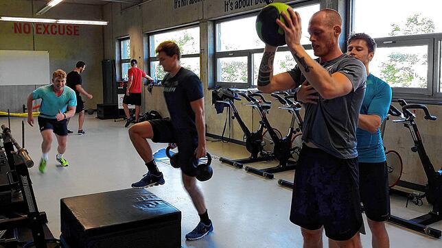 Im Kraftraum der Helios-Arena, dort, wo die Schwenninger Eishockey-Profis unter Anleitung von Athletik-Trainer Hendrik Kolbert (rechts ...