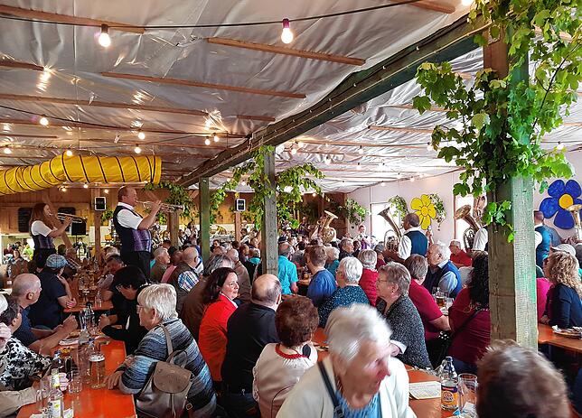 Die Musiker des Vereins „Polyhymnia Leipferdingen“ mischen sich beim Randenhock unter das Publikum und begeistern die ...