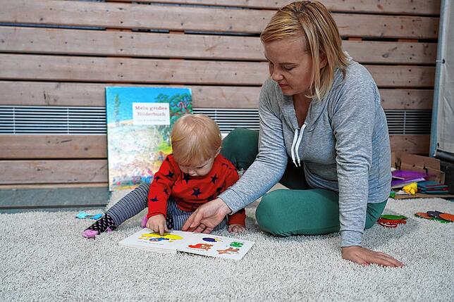 Ein Teppich, ein paar Kinderbücher und ein bisschen Spielzeug: Das muss reichen für die Kinder, die hier in der Unterkunft leben. Für ...