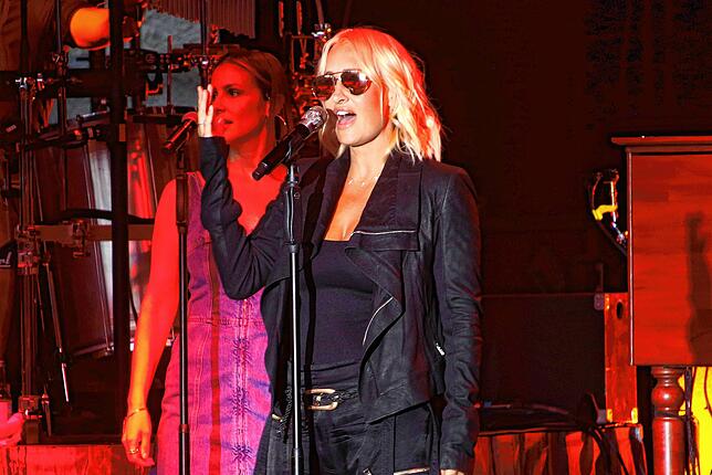 Sarah Connor auf der Bühne zum Auftakt des Schlossplatz Meersburg Open Air 2023.