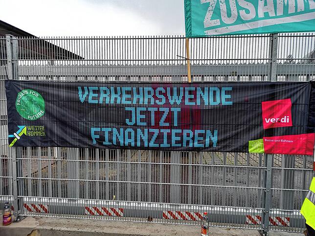 Ein Transparent der Gewerkschaft fordert die Verkehrswende – aber inklusive besserer Arbeitsbedingungen.