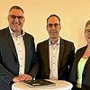 Das neue Duo an der Spitze der Sparkasse Engen-Gottmadingen: Bernhard Rendler (links) und Andrea Grusdas (rechts) zusammen mit dem ...
