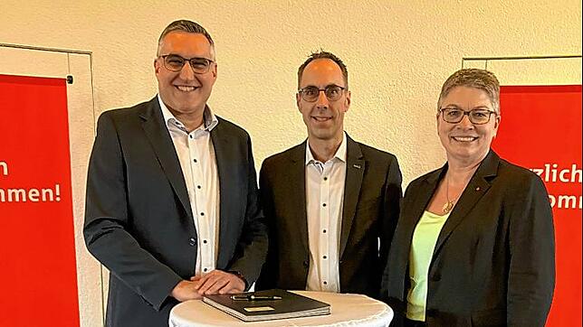 Das neue Duo an der Spitze der Sparkasse Engen-Gottmadingen: Bernhard Rendler (links) und Andrea Grusdas (rechts) zusammen mit dem ...