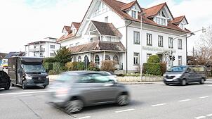Die Gemeinde Moos möchte aus Lärmschutzgründen auf den großen Durchfahrtsstraßen in Moos (hier die Kreuzung L192/L122) künftig Tempo 40 ...