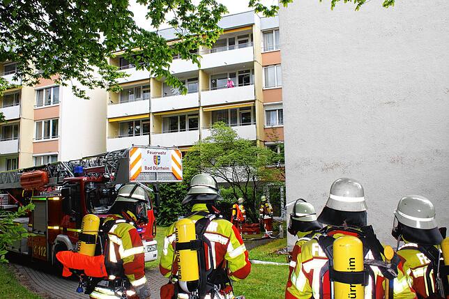 Die Feuerwehrkräfte statten sich nach dem Eintreffen beim Kurstift mit Atemschutzgeräten aus.