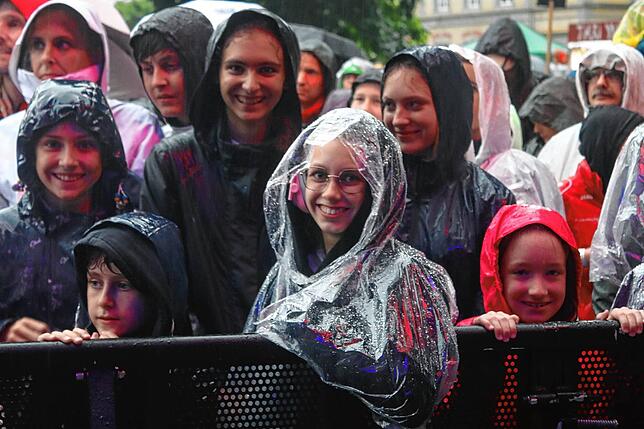 Bild 24: Wincent Weiss singt vor 4500 Besuchern im Regen