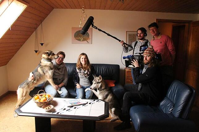 Vor der Kamera: Das Drehteam des SWR war zu Gast bei Jessica Paulsen (von links): Angela Paulsen mit dem Husky-Rüden Icebell's Winner, ...