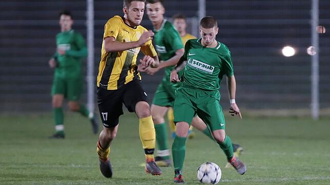 Der Obereschacher Benedikt Laufer (links) im Zweikampf mit dem Bräunlinger Giulio Andreotti. Im Achtelfinal-Duell der beiden ...