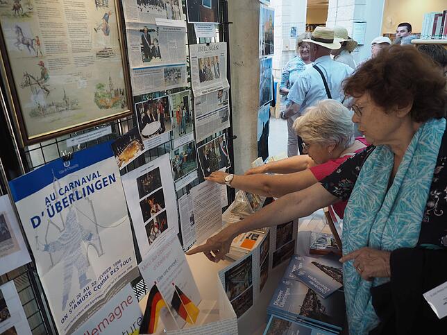 Zeitungsausschnitte, Bilder und Plakate, die an die langjährige Partnerschaft zwischen Chantilly und Überlingen erinnern, wurden bei den ...