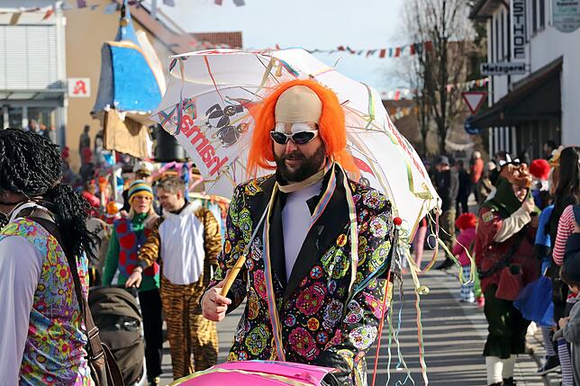 Bild 16: Dorffasnet in Kluftern: Bilder vom Umzug und vom Narrenbaumstellen