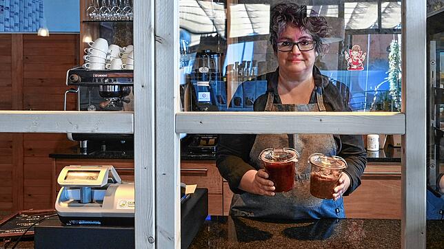 Geschützt hinter Glas: Tina Laakmann vom Bio-Restaurant &bdquo;Safran&ldquo; bei der Ausgabe von Speisen, die in Zeiten von Corona bei ...