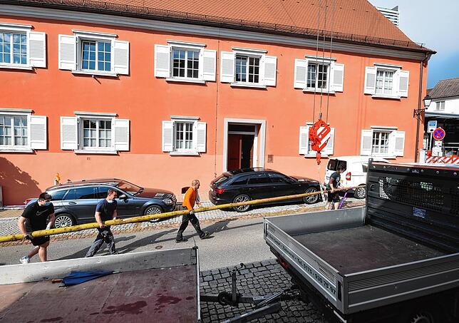 Die Zimmerer bringen den Baum zum Haken des Autokrans.