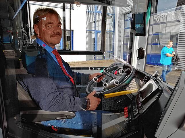 Busfahrer Jens Tredup ist begeistert von dem Wasserstoffbus. Vorne rechts ist der Bildschirm zu erkennen, der Tredup die Kameraufnahmen ...