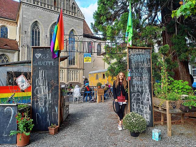 Willkommen im Klimacamp – am Eingang steht Isabelle Lindenfelsler, eine der Aktivistinnen.