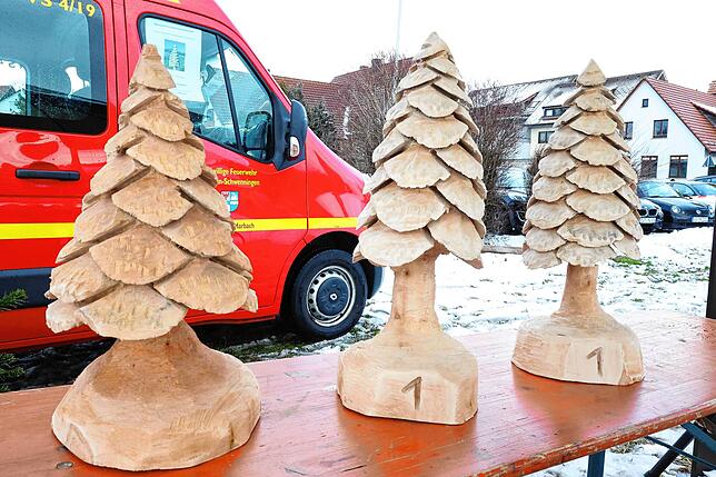 Die Siegerpokale bei Weihnachtsbaumwurf-Wettbewerb der Feuerwehr Marbach, geschnitzt vom Vizekommandanten Michael Weisshaar.