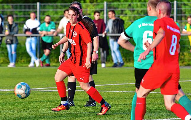 Fokussiert: Mira Franzen hat sich gut ins Männerteam des FC 08 Bad Säckingen II eingefügt. Mit der Elf ist sie auf Titelkurs in der ...