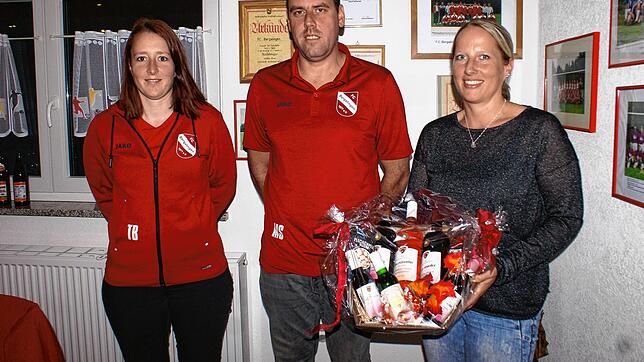 Neue stellvertretende Kassiererin des FC Bergalingen wird Tamara Banholzer (links) sein. Sie löste Diana Merkle (rechts) ab, die für ...