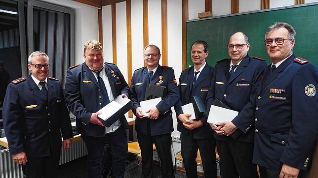 Kommandant Stefan Kienzler (rechts) und sein Stellvertreter Thomas Schleicher (von links) haben Bernhard Müller, Armin Hahn, Siegfried ...