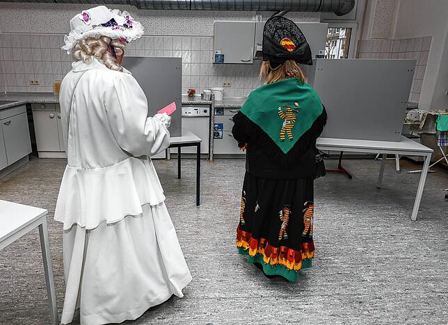 Narrenmodder (links) und Hanselemodder auf dem Weg in die Wahlkabine.